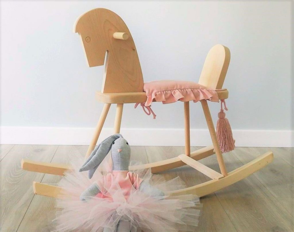 drewniany konik na biegunach dla dzieci