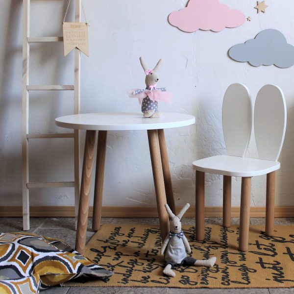 drewniany okrągły stolik i krzesełko królik
